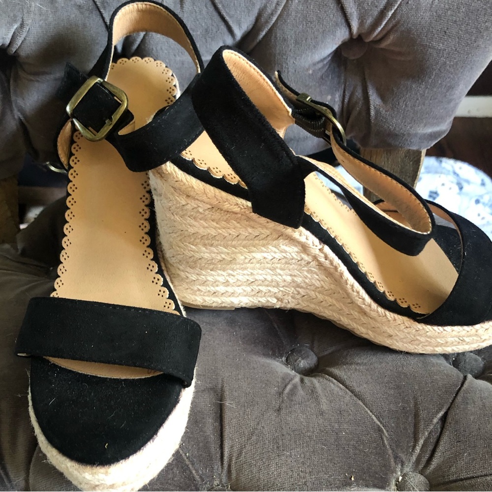Black wedges